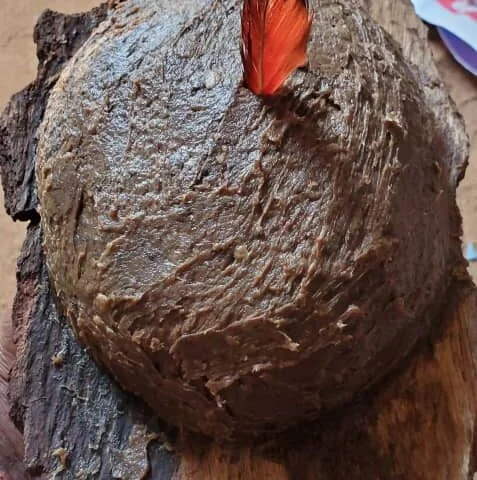 Amulette de protection Vodun avec plume rouge sacree — blindage spirituel maison famille Maitre Mietonou Ouidah
