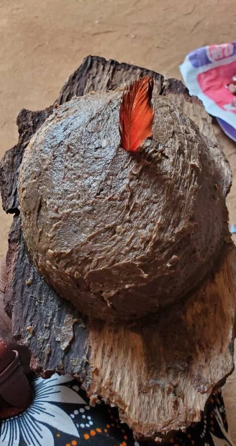 Amulette de protection Vodun avec plume rouge sacree — blindage spirituel maison famille Maitre Mietonou Ouidah