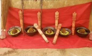 Autels rituels Vodun sur tissu rouge — protection contre commerce malhonnete Maitre Mietonou Ouidah
