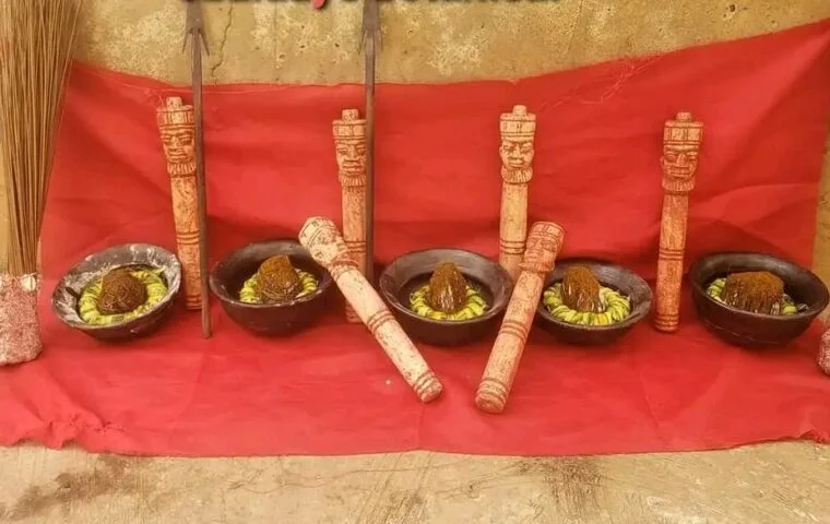 Autels rituels Vodun sur tissu rouge — protection contre commerce malhonnete Maitre Mietonou Ouidah