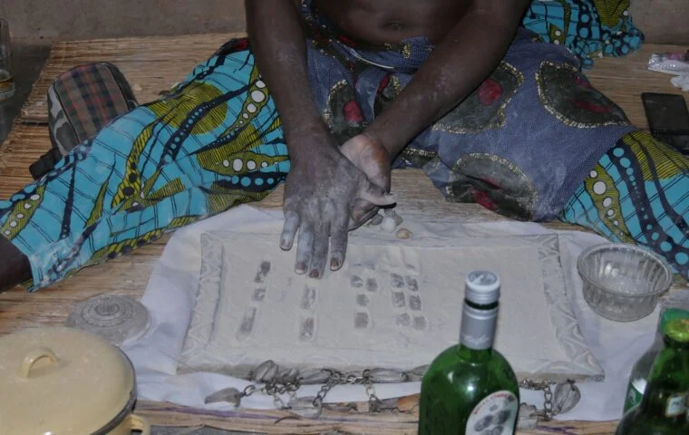 Babalawo en consultation Fa mains dans la poudre sacree — comprendre echec retour affectif Ouidah Maitre Mietonou