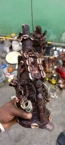 Bouteille Vodun noire et cauris pour neutraliser obstacle — recuperer heritage terrain vole Ouidah Maitre Mietonou