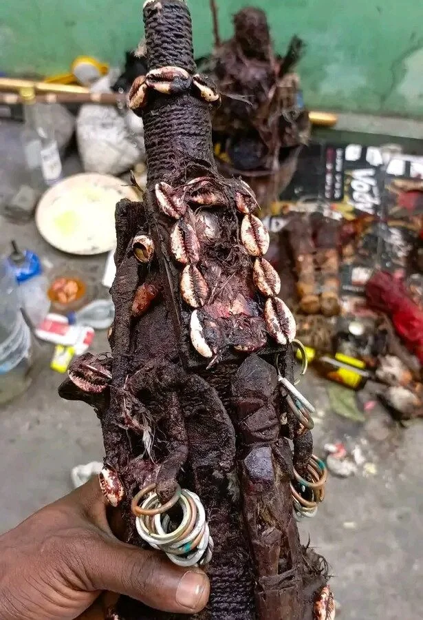 Bouteille Vodun noire et cauris pour neutraliser obstacle — recuperer heritage terrain vole Ouidah Maitre Mietonou