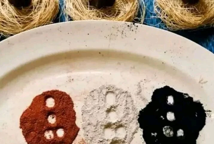 Trois poudres rituelles rouge blanc noir avec signes Fa — rituels pour visa dossier administratif justice Ouidah
