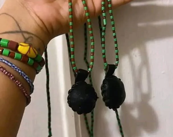 Colliers-talismans verts et noirs Vodun — rituel seduction charisme irresistible parole de miel Ouidah