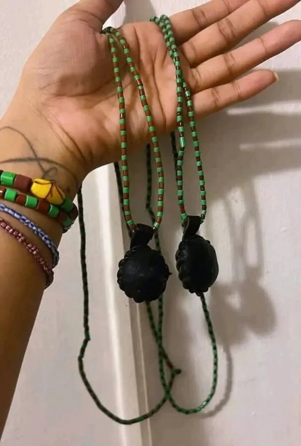 Colliers-talismans verts et noirs Vodun — rituel seduction charisme irresistible parole de miel Ouidah